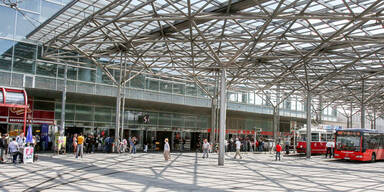 Sturz in U-Bahn-Station: Mann schwer verletzt