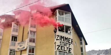 ''Zimmer statt Zelte'': Aktivisten besetzten ehemaliges Hotel