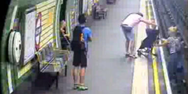 Kinderwagen rollt auf U-Bahn-Gleise