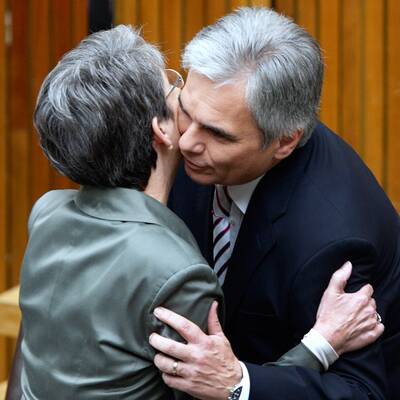 Hier begrüßt Faymann kranke Prammer