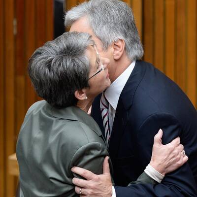 Hier begrüßt Faymann kranke Prammer