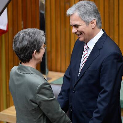 Hier begrüßt Faymann kranke Prammer