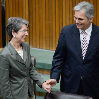 Hier begrüßt Faymann kranke Prammer