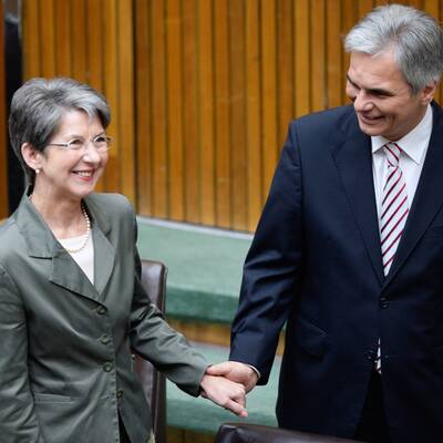 Hier begrüßt Faymann kranke Prammer