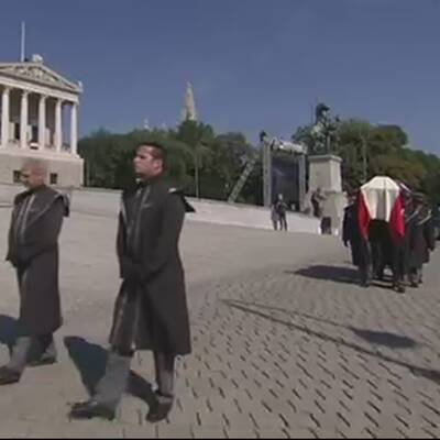 Der Sarg wird aus dem Hohen Haus gebracht