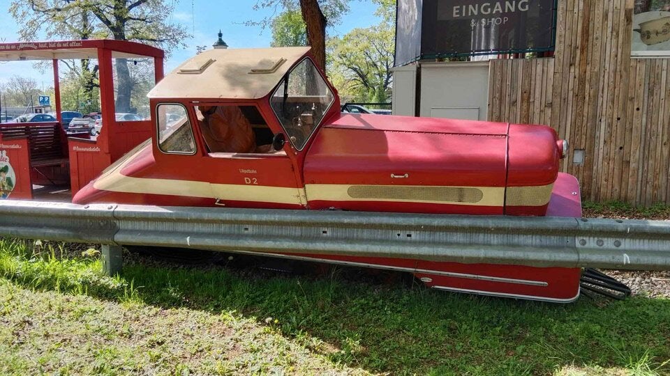 Lok der Liliputbahn im Wiener Prater entgleist