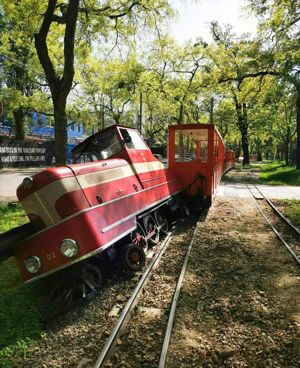 Lok der Liliputbahn im Wiener Prater entgleist