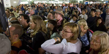 Tausende Touristen sitzen in Bangkok fest