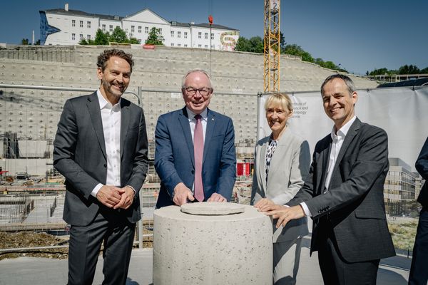 Symbolische Zeitkapsel: Grundsteinlegung für drei neue Laborgebäude am ISTA Campus