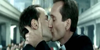 Modelabel schockt mit Hochzeit schwuler Priester