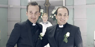 Modelabel schockt mit Hochzeit schwuler Priester