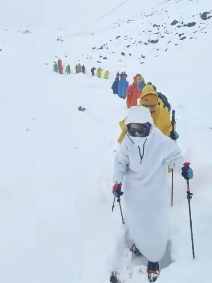 Rund 1.000 Menschen am Mount Everest von Schneesturm eingeschlossen