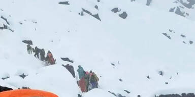 Rund 1.000 Menschen am Mount Everest von Schneesturm eingeschlossen