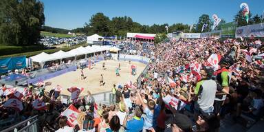 Beim Pro Beach Battle feiern Sportler und Zuschauer.