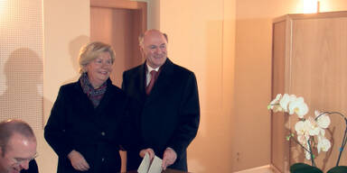 Erwin Pröll bei der Stimmabgabe