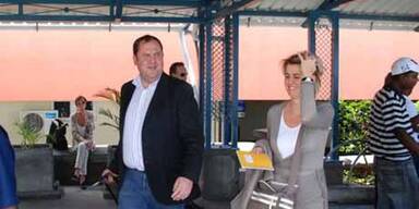 Paparazzo knipst Pröll bei der Ankunft