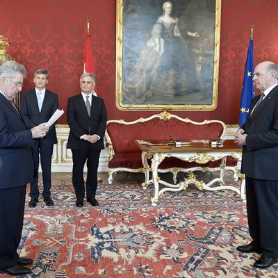 Erwin Pröll wurde vom Bundespräsidenten zum niederösterreichischen Landeshauptmann angelobt..