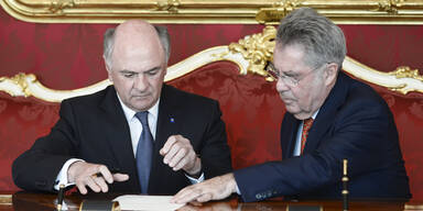 Erwin Pr&ouml;ll als Landeshauptmann angelobt