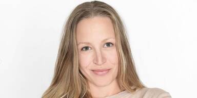 Nina Proll zeigt sich 'oben ohne'