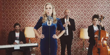 Nina Proll singt "willkommen in der demokratie"