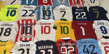 Wem geh&ouml;rt wohl diese Trikot-Sammlung?