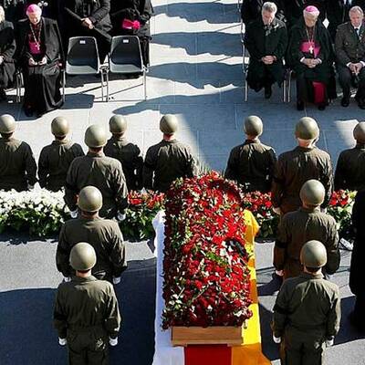 Politik und Prominenz trauern um Haider