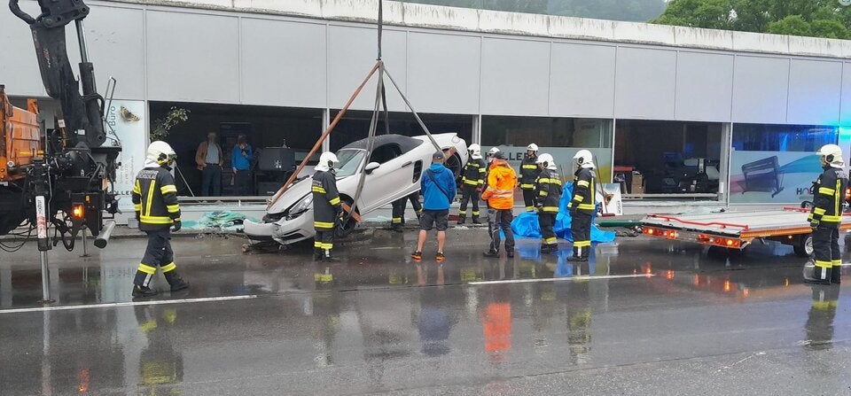 Spektakulärer Unfall: Luxus-Porsche kracht in Schaufenster