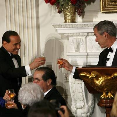 Berlusconi zerlegt Bushs Rednerpult