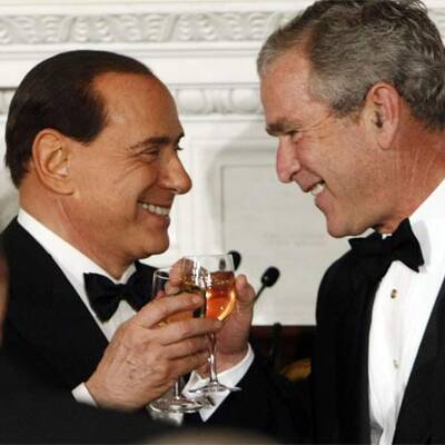 Berlusconi zerlegt Bushs Rednerpult