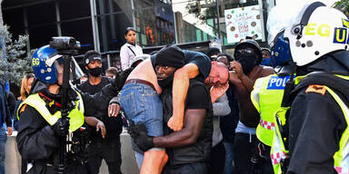 Schwarzer Aktivist rettet einen rechten Demonstranten