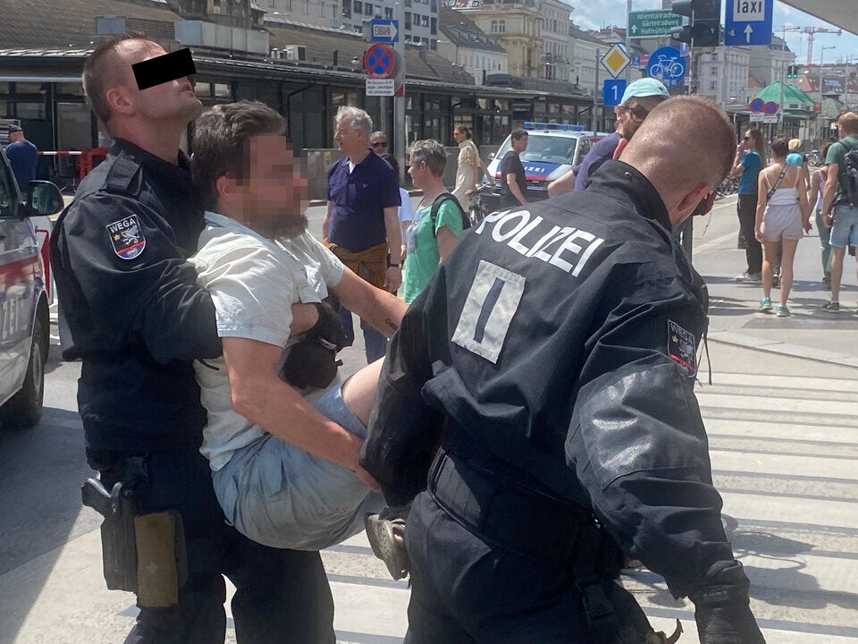 Elf Festnahmen bei Nippel-Protest in Wien