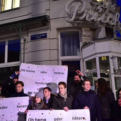 Protest vor dem Cafe Prückel