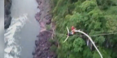 Bungee-Seil rei&szlig;t mitten im Sprung