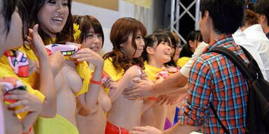 Porno-Stars lassen sich begrapschen