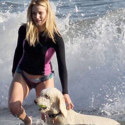 Rosie Huntington-Whitleley plantscht mit Hund im Meer