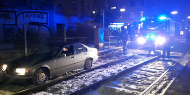 Peinlich: Wiener bleibt in Bim-Gleisen stecken