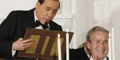 Berlusconi zerstört Bushs Rednerpult