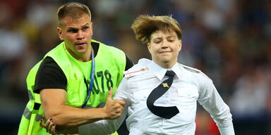 Pussy Riot steckte hinter Flitzer-Attacke