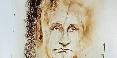 K&uuml;nstler malt mit Hundekot Putin-Portrait