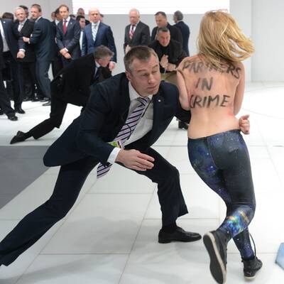 Busen-Attacke auf Wladimir Putin