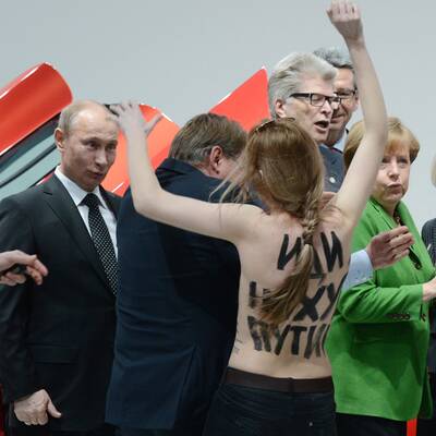 Busen-Attacke auf Wladimir Putin