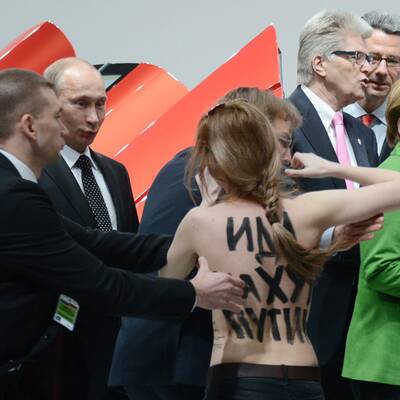 Busen-Attacke auf Wladimir Putin