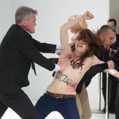 Busen-Attacke auf Wladimir Putin