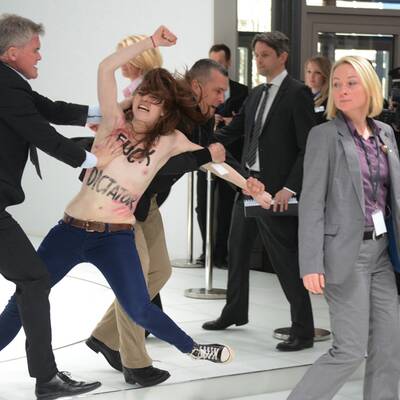 Busen-Attacke auf Wladimir Putin