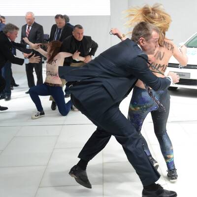 Busen-Attacke auf Wladimir Putin