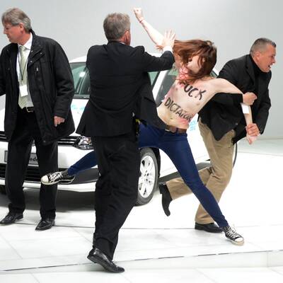 Busen-Attacke auf Wladimir Putin