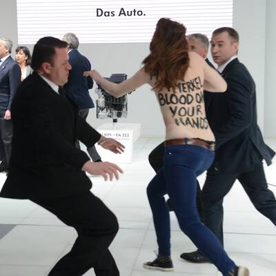 Busen-Attacke auf Wladimir Putin