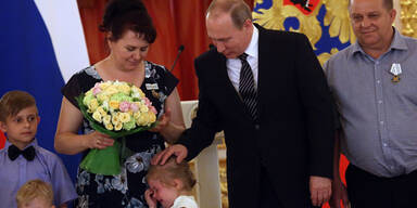 Hier bringt Putin kleines Mädchen zum Weinen