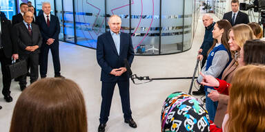 Darum tr&auml;gt Putin Schummel-Schuhe