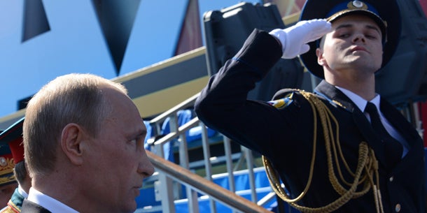 Putin nimmt Parade auf